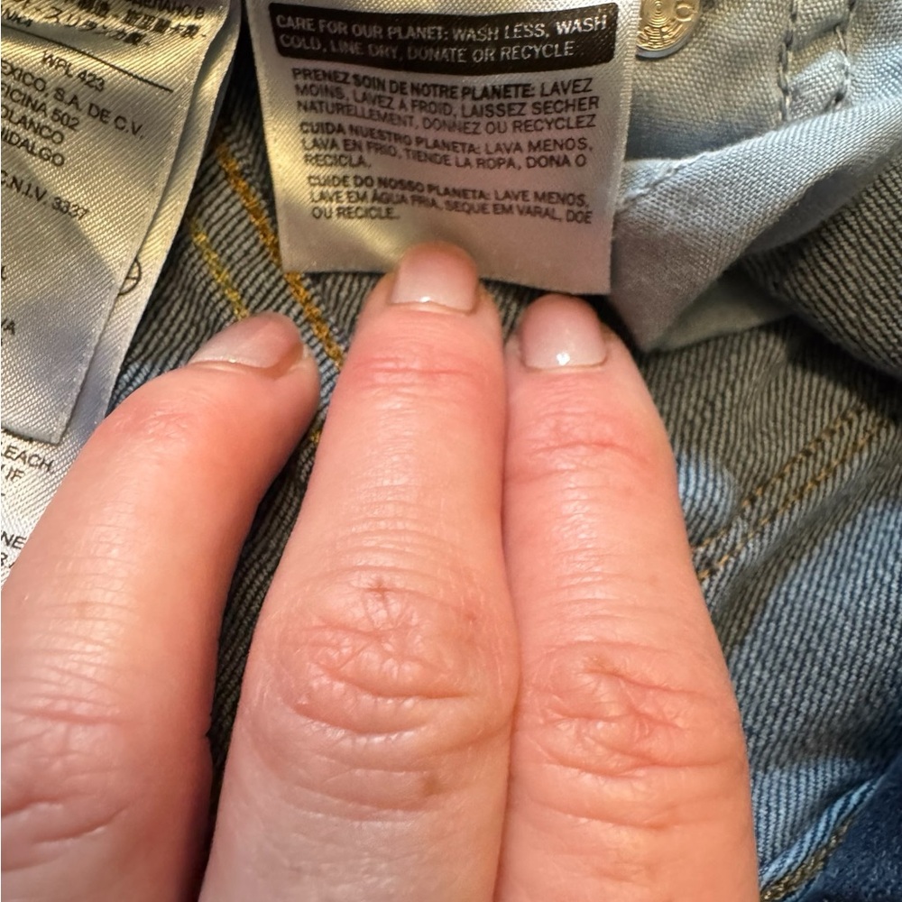 Like New Woman’s Levi’s Jeans - Picture 8 of 10
